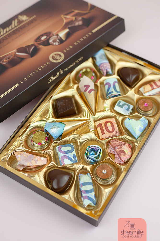 Geld schenken zur Hochzeit? Eine Pralinenschachtel als Geldgeschenk basteln. Für Scheine und Münzen. Einfach, schnell und originell. Bastelidee von shesmile.