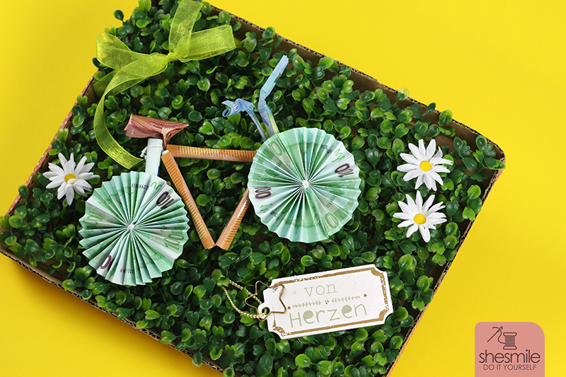 Ein Geldschein-Fahrrad zum 60. Geburtstag - gebastelt und gefaltet aus Geldscheinen von shesmile