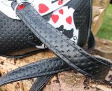 Das Gurtband zu deiner Damenhandtasche aus Leder selbernähen. Eine kostenlose Schritt-für-Schritt-Nähanleitung von shesmile. 