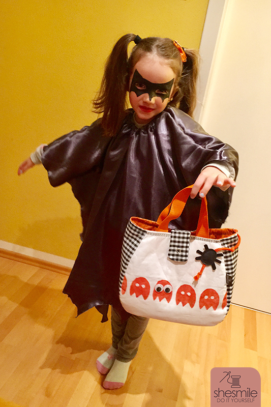 Tasche Little Elli als Halloween-Sammeltasche mit Gespenster-Kartoffeldruck. PLUS Fledermaus-Poncho! Nähanleitung, Schnittmuster und Bastelanleitung von shesmile.