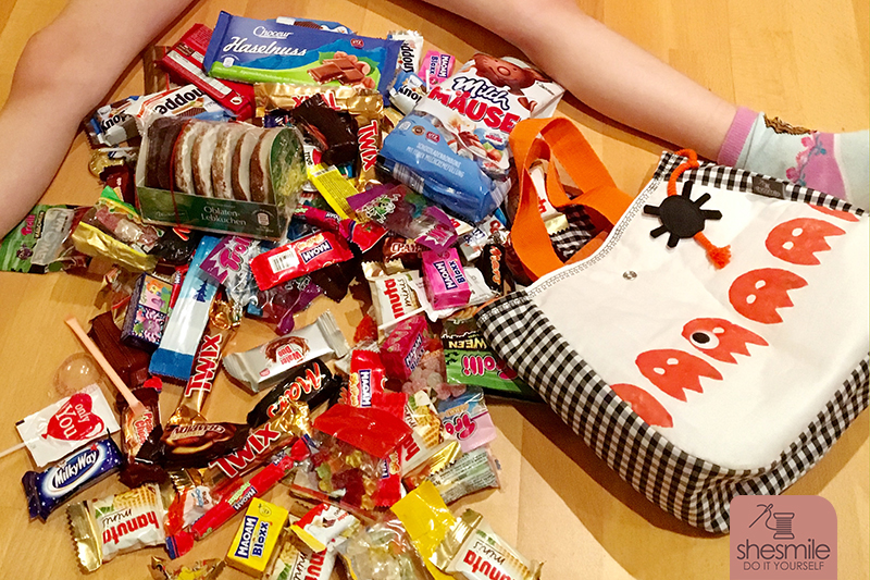Tasche Little Elli als Halloween-Sammeltasche mit Gespenster-Kartoffeldruck. Nähanleitung, Schnittmuster und Bastelanleitung von shesmile.