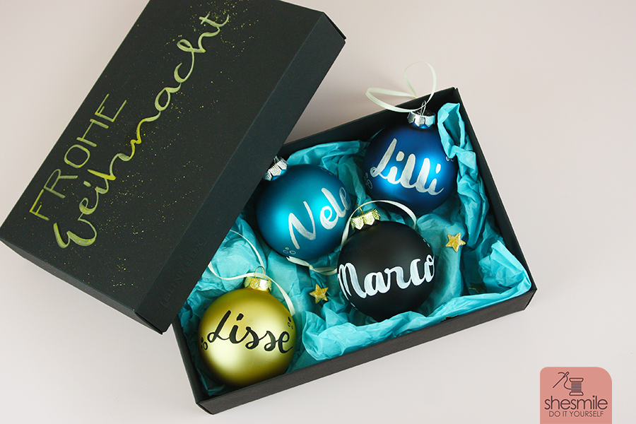 Personalisierbar und individuell! Ich habe mir vier Weihnachtskugeln von Frau Scheiner mit Namen der Familie im Handlettering-Stil beschriften lassen.