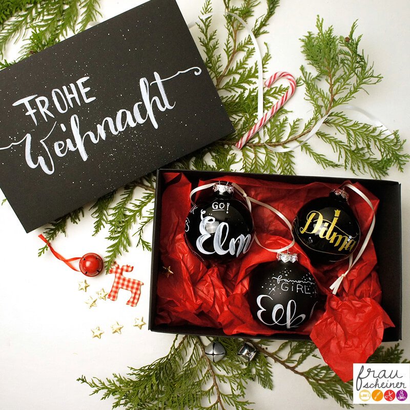 Personalisierbar und individuell! Ich habe mir vier Weihnachtskugeln von Frau Scheiner mit Namen der Familie im Handlettering-Stil beschriften lassen.