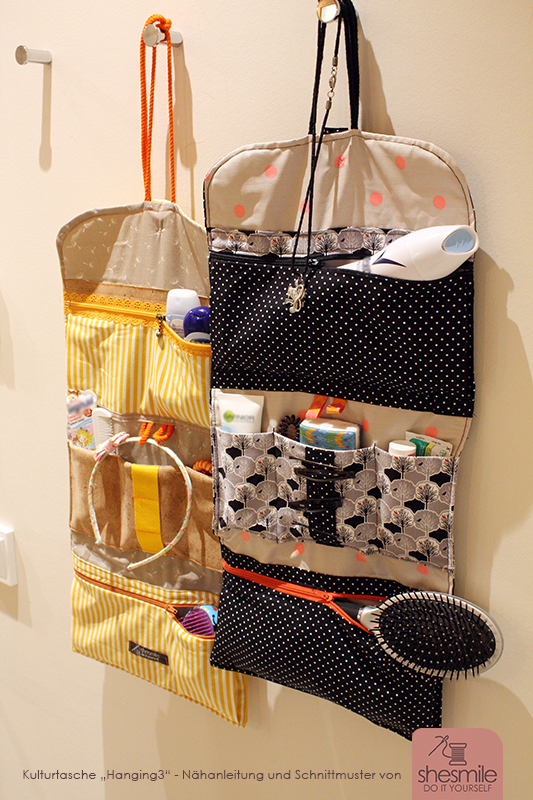 Eine Kulturtasche "Hanging3" in gelb-orange mit Designelementen aus Kork. Im Einsatz im Urlaub.
