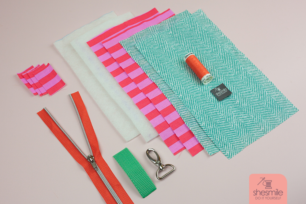 Weil ich mein Täschchen Luna als Handytasche mit Reißverschluss gerne im gleichen Design nähen wollte wie auch mein neuer Wanderrucksack ist, hab ich ebenfalls zu einem grünen Stoff gegriffen und passende Akzente in Orange und Pink gesetzt.