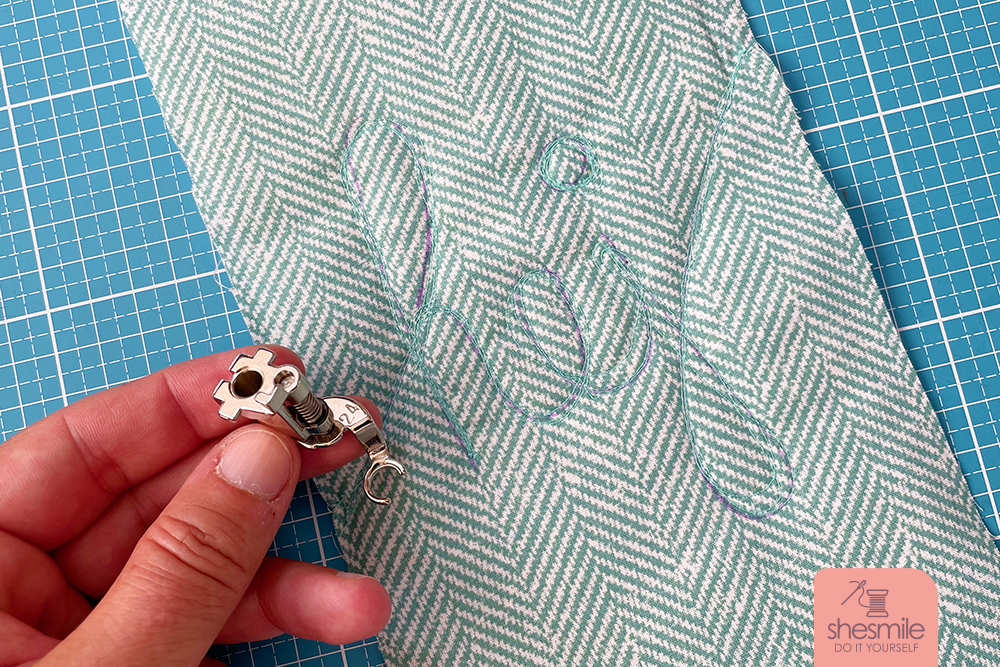 Ein weiteres Detail auf meinem neuen Reißverschlusstäschchen ist ein gestickter Schriftzug. Die Buchstaben „hej“ hab ich mit dem Freihandstickfuß # 24 ➚ meiner Bernina Nähmaschine in Schreibschrift vor dem Zusammennähen aufgestickt. hej heißt hallo auf norwegisch und passt einfach perfekt zu meiner Lebenstraumreise nach Nord-Norwegen.