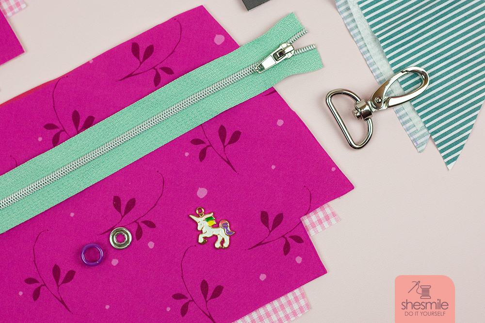 Wie bereits beim Rucksack MidiKlapPack durfte auch bei der Gürteltasche HipPack der Charms Anhänger des kleinen bunten Einhorns nicht fehlen. Diesmal hab ich ihn allerdings nicht an den Reißverschluss gebunden, sondern direkt auf das Vorderteil der Tasche aufgenäht. Siehe Titelbild.