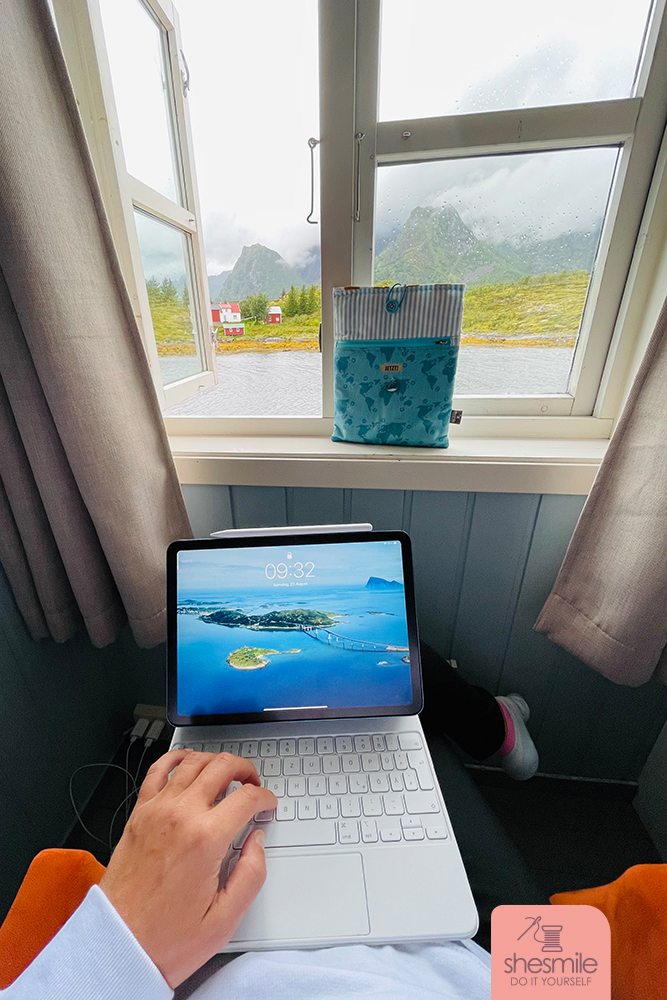 Ich habe jeden einzelnen Tag in Norwegen so sehr genossen. Wir hatten zwar viel Programm, aber genauso auch viel Ruhezeiten. Zeit zum Kuscheln oder Niederschreiben der neuesten Erlebnisse. Auf dem Foto oben sitze ich am Fenster eines der schönsten Häuschen die wir bei unserer Reise beziehen durften. Leider stecke ich beim Aufarbeiten der Blogbeiträge noch bei Tag 7, den Beitrag zu Tag 9 in Kabelvåg werde ich aber im Januar dann natürlich verlinken.