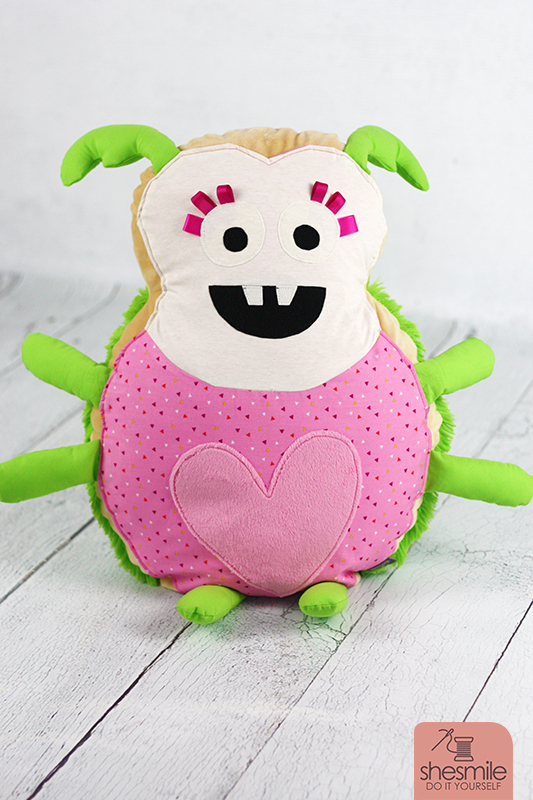 Ein Käferkissen Hildegard mit Quietschebauch als Geschenk zur Geburt nähen (Nähanleitung und Schnittmuster von shesmile)