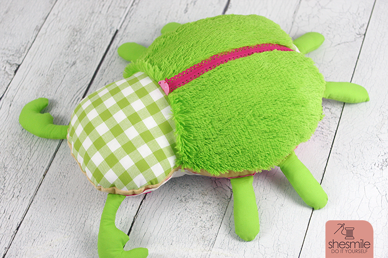 Ein Käferkissen Hildegard mit Quietschebauch als Geschenk zur Geburt nähen (Nähanleitung und Schnittmuster von shesmile)