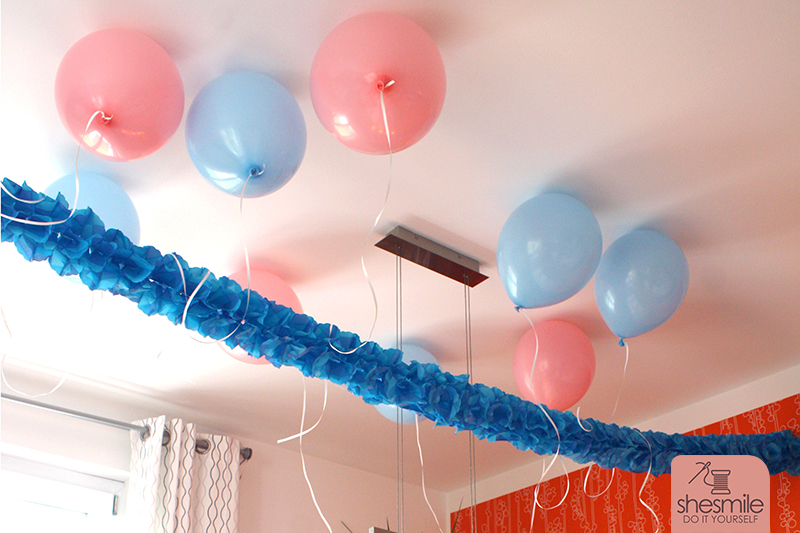 Zum Abschied durften die Kinder natürlich ihre Styropor-Flieger mitnehmen. Außerdem durfte jeder von der Decke noch einen mit Helium gefüllten Luftballon mitnehmen. Hier hat die Mama total (!!!) versagt, denn wer kommt auch auf die doofe Idee blaue für die Jungs und rosafarbene für die Mädchen zu kaufen? Hallo? Es ist hellblau-Elsa-Party? Natürlich wollten auch alle Mädchen hellblaue Ballons und die Jungs natürlich keine rosafarbenen... aber mit ein bisschen Überredungskunst konnten wir hier alle Kinder fröhlich und zufrieden nach einem aufregenen Nachmittag verabschieden ;-) Schön wars, danke an alle Kinder die dabei waren!