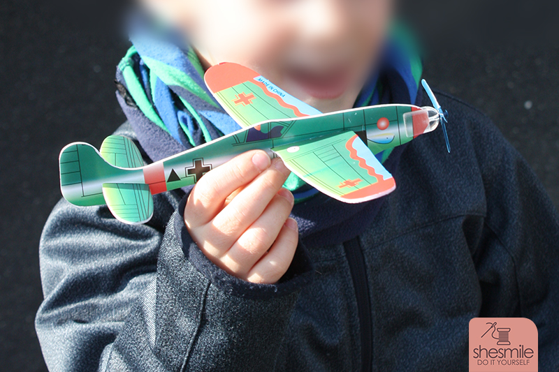 Da das Wetter im April macht was es will, hab ich Spiele für Drin und Draußen hergerichtet. Ein echtes Highlight bei den Kindern waren die Styroporflieger welche es im Spielwarenladen oder auch hier bei Amazon ja echt günstig gibt. Die sollte man eigentlich immer daheim haben. Die Kindern haben bestimmt ne Stunde, gebaut, geschaut wer welchen Flieger hat, was welcher Flieger kann, und haben die Flieger wild durch den Hof, Garten und vom Eingang fliegen lassen.