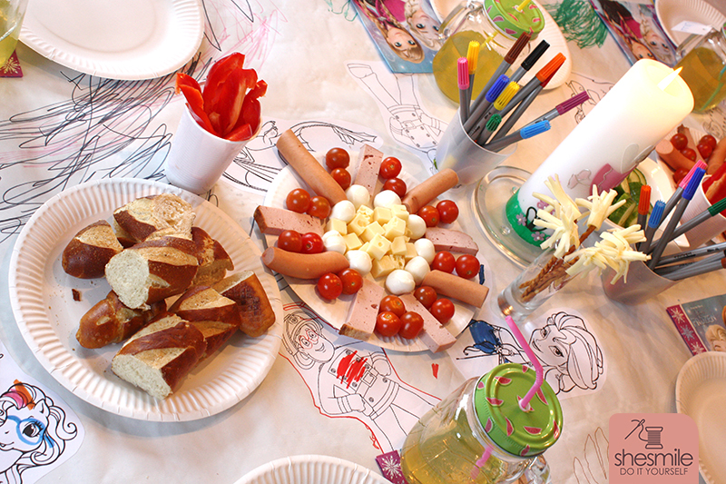 Nach dem Hüpfen, Laufen und Flieger hinterherjagen waren die Kinder natürlich hungrig! Super zum Vorbereiten gehen hier bunte Finger-Food-Teller - Eine "Wurstsonne" hieß das dann bei uns. Mit Streifen aus Wiener Würstchen, Leberkäse, Mozzarella- und Tomatenkugeln und Käsewürfeln.