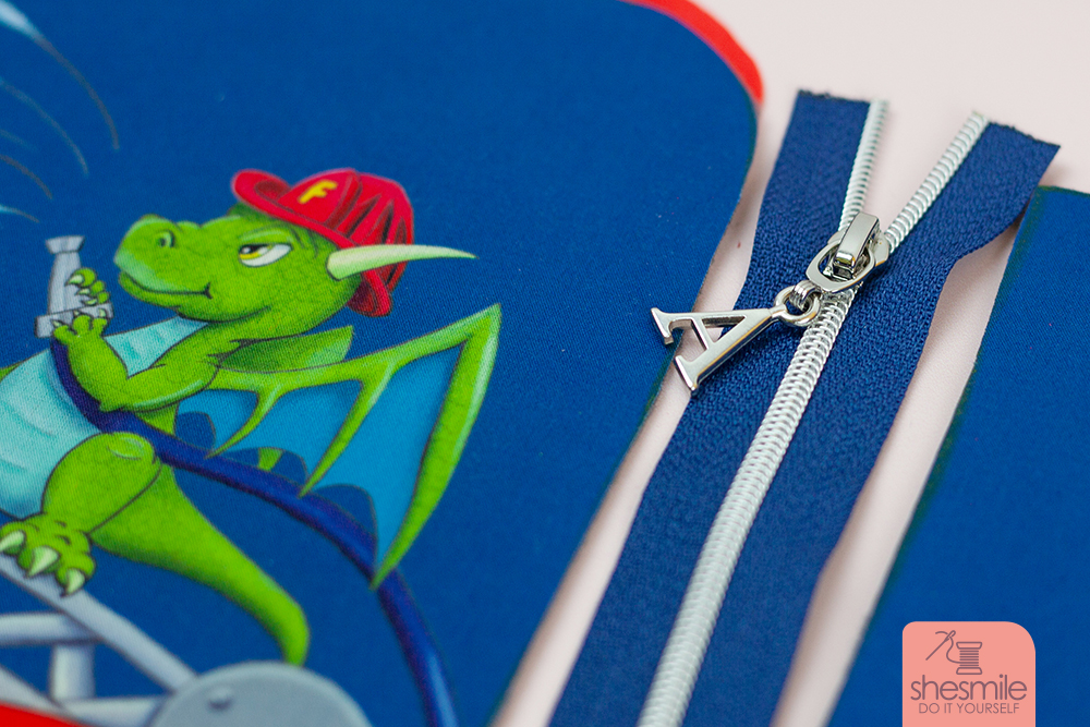 Tatütata! Anton wird 1 Jahr! Ein Kindergarten Rucksack KlapPack aus dem Softshell-Panel Feuerwehr und Drachen von Hessekinner. Nähanleitung und Schnittmuster von shesmile.