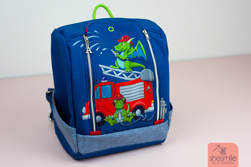 Tatütata! Anton wird 1 Jahr! Ein Kindergarten Rucksack KlapPack aus dem Softshell-Panel Feuerwehr und Drachen von Hessekinner. Nähanleitung und Schnittmuster von shesmile.