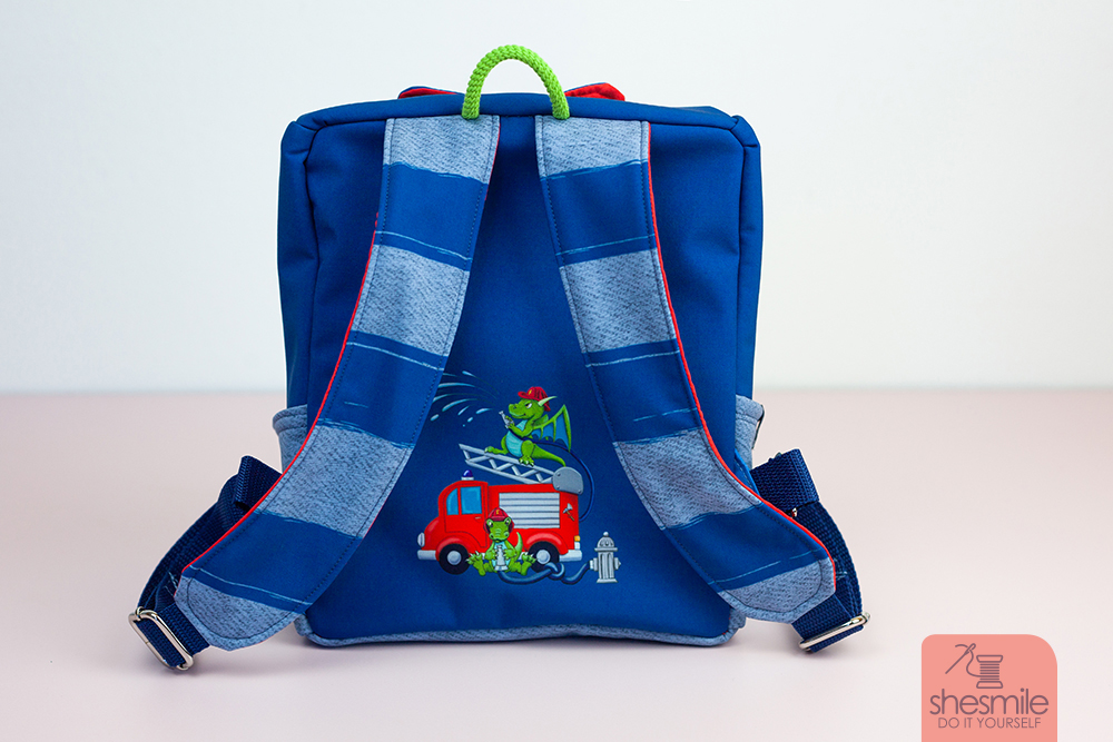 Tatütata! Anton wird 1 Jahr! Ein Kindergarten Rucksack KlapPack aus dem Softshell-Panel Feuerwehr und Drachen von Hessekinner. Nähanleitung und Schnittmuster von shesmile.