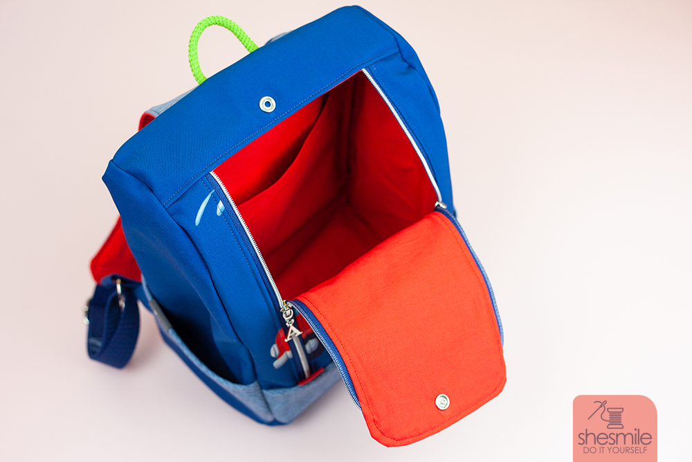 Tatütata! Anton wird 1 Jahr! Ein Kindergarten Rucksack KlapPack aus dem Softshell-Panel Feuerwehr und Drachen von Hessekinner. Nähanleitung und Schnittmuster von shesmile.