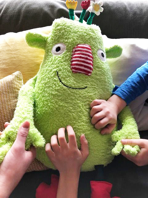 Meine Tochter und ich nähen ein Kleines Wir für die Klasse 2a der Jahnschule Sulzbach-Rosenberg. Das Kleine Wir ist ein humorvolles, lehrreiches Bilderbuch über das WIR-Gefühl. Einfach. Kreativ. Nähen & Basteln mit shesmile. Eine Illustration von Daniela Kunkel.
