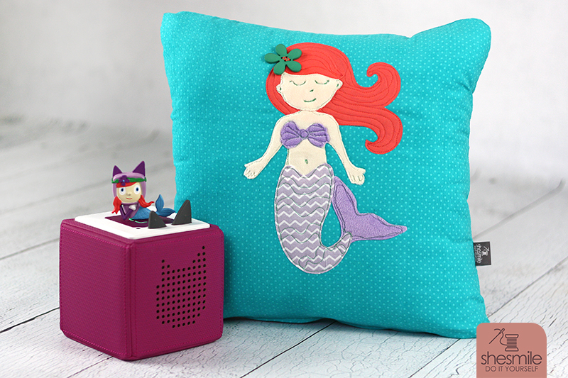 Ein Kuschelkissen mit applizierter Meerjungfrau und dem dazu passendem Meerjungfrau Kreativ-Tonie als Geschenk für meine Tochter zur bestandenen Seepferdchen-Prüfung. Eine kostenlose Plotterdatei von Katiela. Genäht von shesmile.
