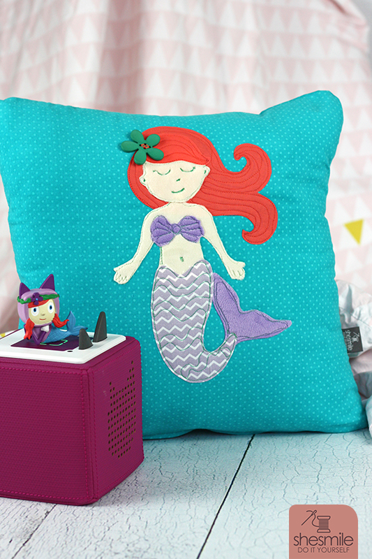 Ein Kuschelkissen mit applizierter Meerjungfrau und dem dazu passendem Meerjungfrau Kreativ-Tonie als Geschenk für meine Tochter zur bestandenen Seepferdchen-Prüfung. Eine kostenlose Plotterdatei von Katiela. Genäht von shesmile.