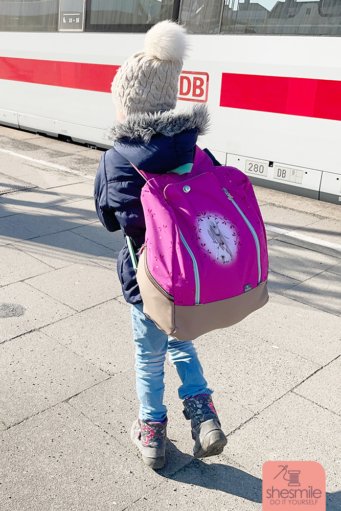 Zum 6. Geburtstag der Kleinen sind wir dann mit dem ICE nach Hamburg gefahren. Haben uns König der Löwen im Musicaltheater angesehen. Gerade rechtzeitig ist der Rucksack fertig geworden. Und auch, wenn der Rucksack noch ein bisschen zu groß für den kleinen Rücken ist, hat sie ihn voller stolz getragen! Vollgepackt mit ihren liebsten Kuscheltieren, Proviant, Büchern und Malsachen.