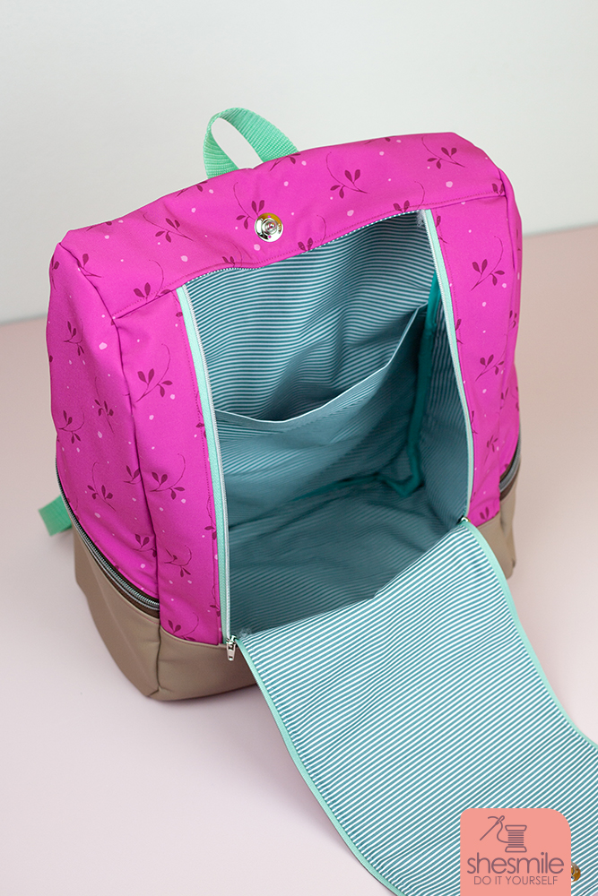 Wenn der Inhalt im KlapPack-Rucksack zu viel oder zu schwer ist, kann der Verschluss an der Klappe auch schonmal aufgehen. Daher empfehle ich für den MidiKlapPack auf jeden Fall eine Verschlussvariante die sich nicht so leicht öffnen lässt. Druckknöpfe haben oft nicht so viel Widerstand. Besser sind da große richtige Knöpfe oder eben ein LOXX-Verschluss. Dieser hält jedem Zug stand und passt (wie ich finde) perfekt für alle KlapPack-Varianten ab der Midi-Größe. Also für den MidiKlapPack und den BigKlapPack (groß und XXL).