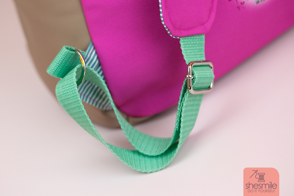 Das Gurtband an den Rucksack-Tragegurten hab ich wieder nach meiner liebsten Variante genäht. Eine Schritt-für-Schritt-Nähanleitung dazu gibt es im Blog: Rucksack-Gurte längenverstellbar und ohne offenes Ende nähen.