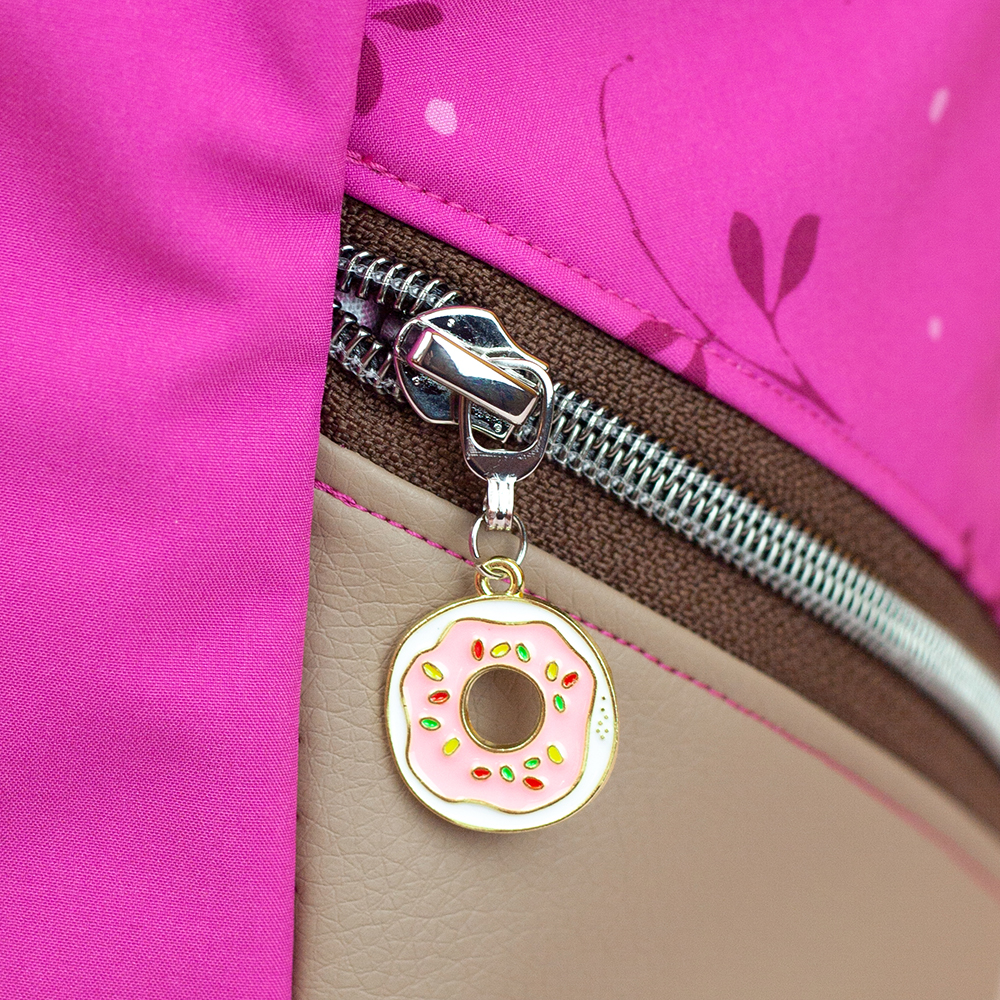 Ganz neu im Snaply-Shop sind die kleinen Charms bzw. Anhänger für den Reißverschluss-Zipper. Weil meine Tochter Donuts und Einhörner so gerne mag, hab ich diese gewählt und mit kleinen Metallringen (ebenfalls von Snaply) am Zipper befestigt. Die Metallringe sind leider nicht ganz so stabil wie ich es mir erhofft hatte. Daher musste ich diese nochmal mit einem Gummiband tauschen - siehe nächstes Foto - die Charms sind aber wunderschön!