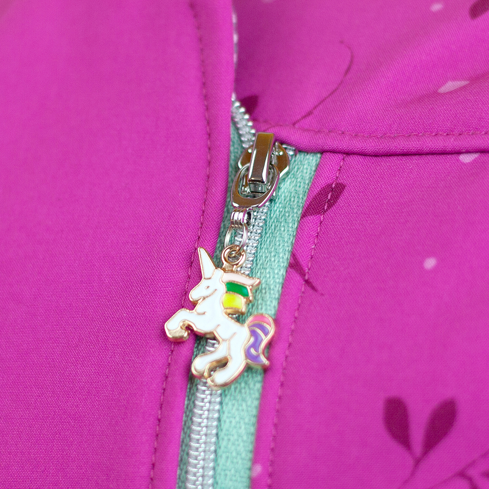 Ganz neu im Snaply-Shop sind die kleinen Charms bzw. Anhänger für den Reißverschluss-Zipper. Weil meine Tochter Donuts und Einhörner so gerne mag, hab ich diese gewählt und mit kleinen Metallringen (ebenfalls von Snaply) am Zipper befestigt. Die Metallringe sind leider nicht ganz so stabil wie ich es mir erhofft hatte. Daher musste ich diese nochmal mit einem Gummiband tauschen - siehe nächstes Foto - die Charms sind aber wunderschön!