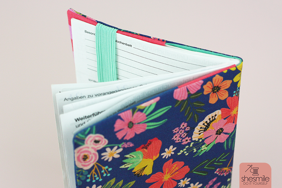 #dienstagsdetail mit der Nähanleitung und Schnittmuster gestaltet als PDF-E-Book von shesmile für einen Mutterpass-Schutzumschlag "Kleines Wunder" mit Abheftband für die 1. Schwangerschaft und Fach für Ultraschallbilder oder Infomaterial.