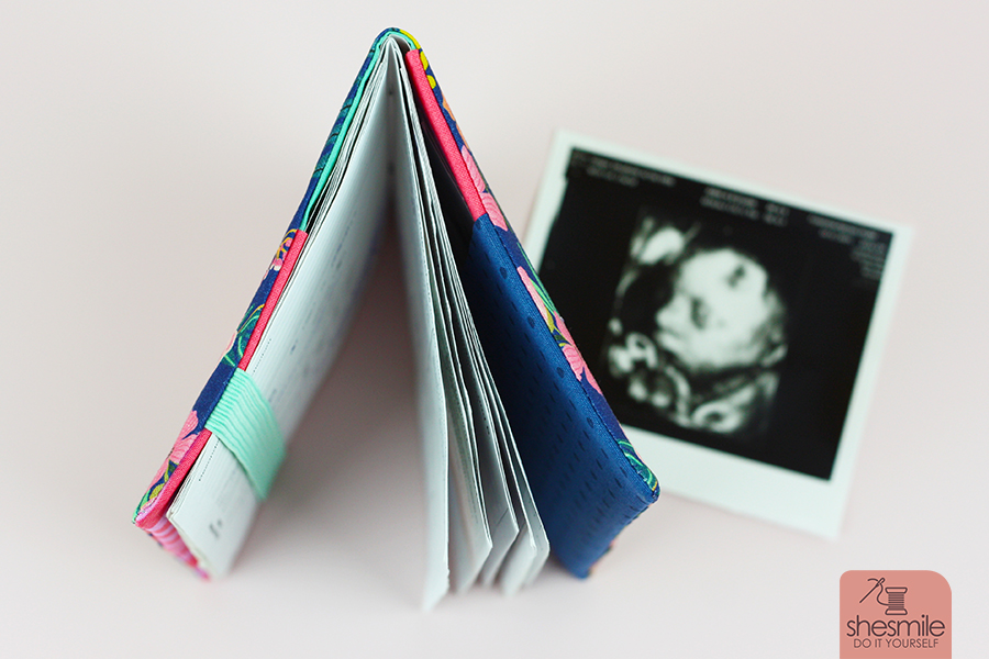 #dienstagsdetail mit der Nähanleitung und Schnittmuster gestaltet als PDF-E-Book von shesmile für einen Mutterpass-Schutzumschlag "Kleines Wunder" mit Abheftband für die 1. Schwangerschaft und Fach für Ultraschallbilder oder Infomaterial.