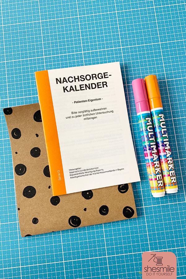 Zum Nähen einer solchen Nachsorgekalender-Schutzhülle braucht es nicht viel. In meinem Fall war es ein Stück gemusterte SnapPap Design Dots von Snaply Nähkram und Nähgarn in Orange. Passend zum Design des Nachsorgekalenders.