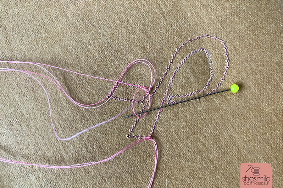 Den Gedanken der "Pinken Schleife" als Solidaritätssymbol für Brustkrebspatientinnen finde ich so schön. Daher musste natürlich unbedingt noch eine pinke Schleife aufgenäht werden. Die Fadenenden hab ich mit einer Stecknadel auf die Rückseite gezogen und dort verknotet. Das ergibt einfach ein schöneres Erscheinungsbild.