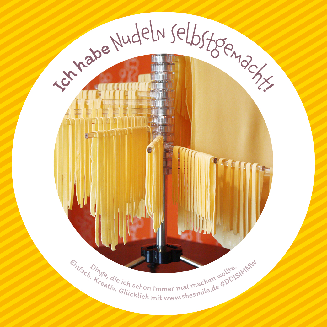 Spätzlemehl und Ei, mehr braucht es nicht für den perfekten Nudelteig! Nudeln selber machen mit der Nudelmaschine Marcato Atlas 150 Classic. shesmile Lieblingsrezept für Bandnudeln.
