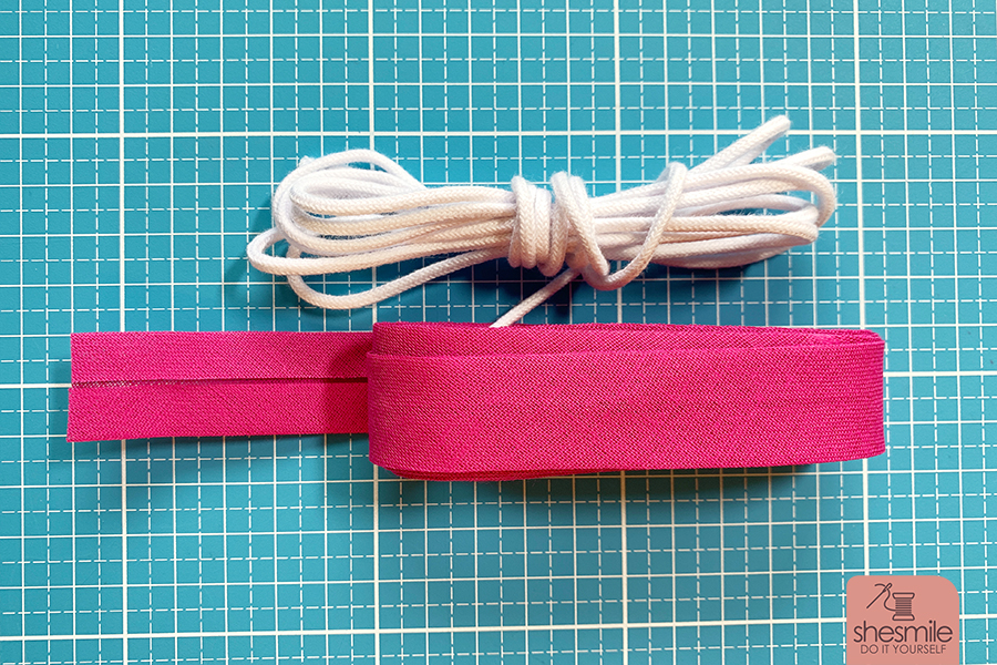 Für mehr Stabilität oder als optischen Hingucker! Paspelband einfach selbst erstellen. Ein Tutorial Nähanleitung zum Nähen von Paspel von shesmile DIY.