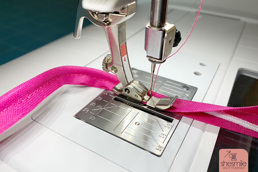 Für mehr Stabilität oder als optischen Hingucker! Paspelband einfach selbst erstellen. Ein Tutorial Nähanleitung zum Nähen von Paspel von shesmile DIY.