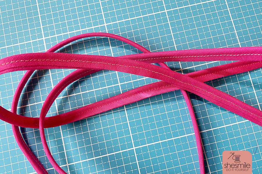 Für mehr Stabilität oder als optischen Hingucker! Paspelband einfach selbst erstellen. Ein Tutorial Nähanleitung zum Nähen von Paspel von shesmile DIY.