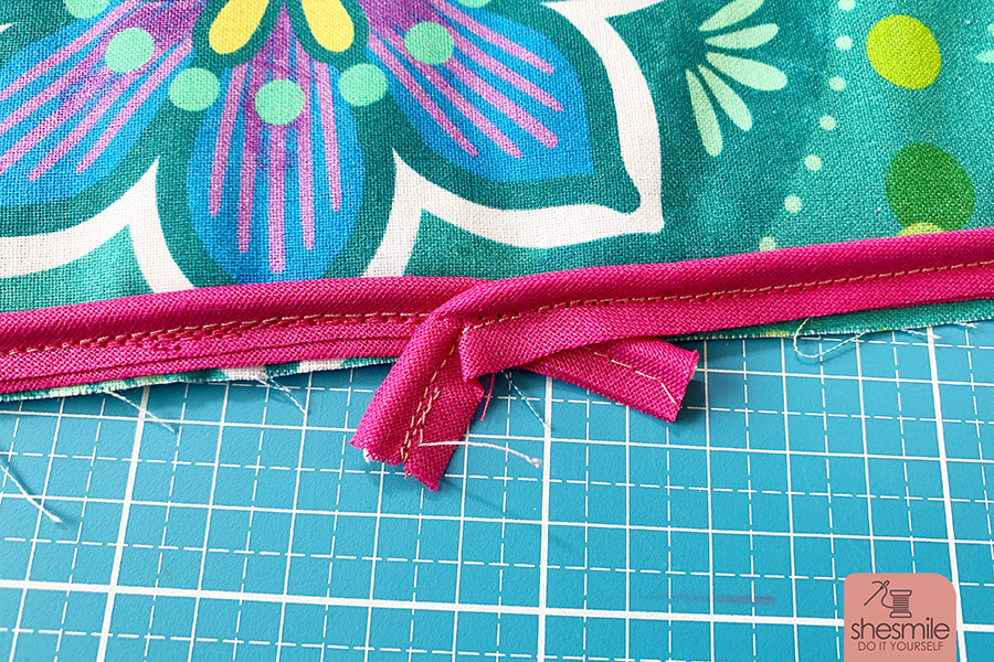 Für mehr Stabilität oder als optischen Hingucker! Paspelband einfach selbst erstellen. Ein Tutorial Nähanleitung zum Nähen von Paspel von shesmile DIY.