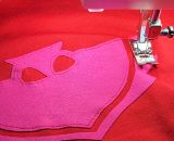 Nähanleitung und Schnittmuster gestaltet als PDF-E-Book von shesmile zum Nähen eines Eulenkostüms aus Stoff. Mit Umhang und Gesichtsmaske. Passend für ein Eulenkostüm oder PJ Masks Eulette.