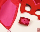 Nähanleitung und Schnittmuster gestaltet als PDF-E-Book von shesmile zum Nähen eines Eulenkostüms aus Stoff. Mit Umhang und Gesichtsmaske. Passend für ein Eulenkostüm oder PJ Masks Eulette.