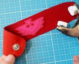 Nähanleitung und Schnittmuster gestaltet als PDF-E-Book von shesmile zum Nähen eines Eulenkostüms aus Stoff. Mit Umhang und Gesichtsmaske. Passend für ein Eulenkostüm oder PJ Masks Eulette.