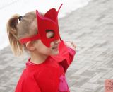 Nähanleitung und Schnittmuster gestaltet als PDF-E-Book von shesmile zum Nähen eines Eulenkostüms aus Stoff. Mit Umhang und Gesichtsmaske. Passend für ein Eulenkostüm oder PJ Masks Eulette.