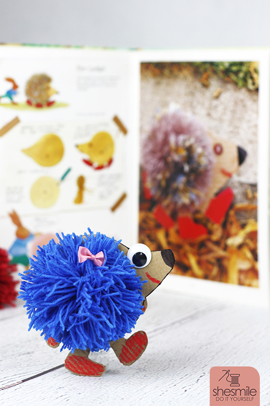 Auf einer glatten Fläche kannst du den Igel laufen lassen. Dazu faßt du ihn oben an und schiebst ihn vorwärts, so dass sich die Beine drehen können. Laufigel mit PomPom als Bauch. Bastelidee, DIY mit shesmile.
