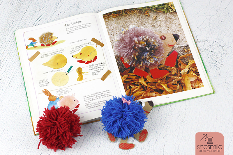Auf einer glatten Fläche kannst du den Igel laufen lassen. Dazu faßt du ihn oben an und schiebst ihn vorwärts, so dass sich die Beine drehen können. Laufigel mit PomPom als Bauch. Bastelidee, DIY mit shesmile.