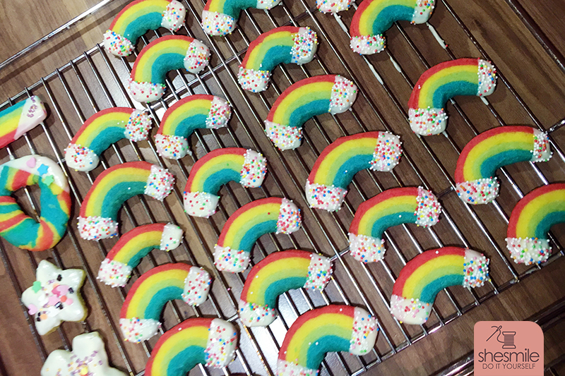 Regenbogen-Butterplätzchen mit weisser Schokolade-Wolken und bunten Zuckerperlen - Schritt-für-Schritt-Backanleitung mit Rezept von shesmile