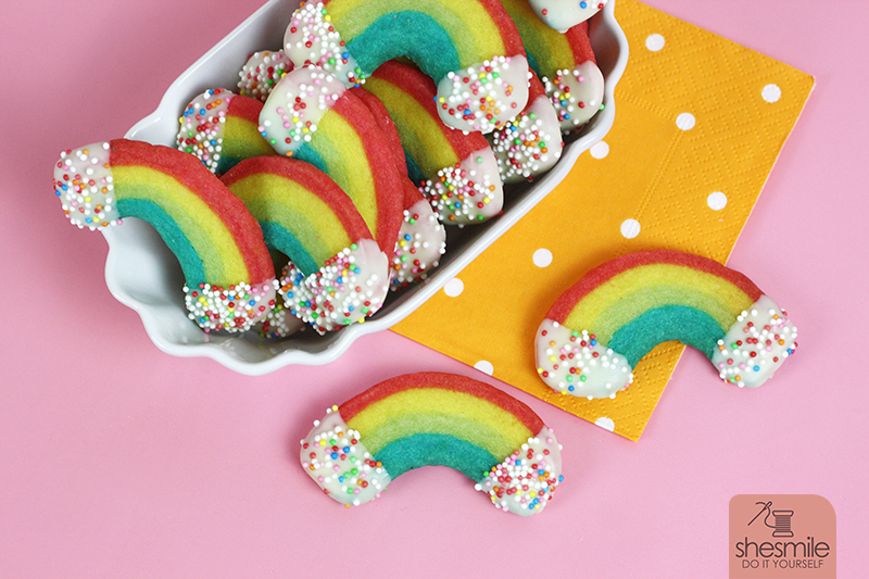 Dass man den Butterteigplätzchenteig sehr gut einfärben kann, wusste ich schon von den letzten Regenbogen-Plätzchen-Versuchen. Diesen Beitrag verlinke ich euch auch gleich nochmal: Regenbogen-Butterplätzchen mit weisser Schokolade-Wolken Sie sehen einfach wunderschön aus. Sind aber auch nicht ganz einfach herzustellen. Bzw. braucht man einfach auch viel Geduld und Zeit.