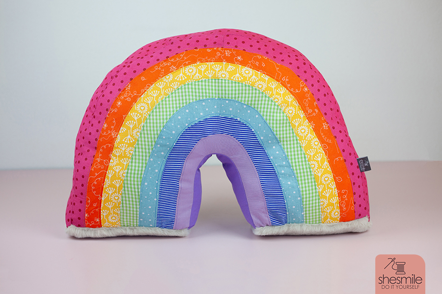 Ein Regenbogenkissen nähen und Hoffnung geben! Ein Schnittmuster mit Nähanleitung von Schnittverhext. Genäht von shesmile. Shit a Rainbow on Cancer!