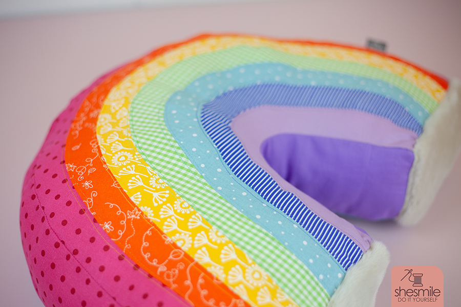 Ein Regenbogenkissen nähen und Hoffnung geben! Ein Schnittmuster mit Nähanleitung von Schnittverhext. Genäht von shesmile. Shit a Rainbow on Cancer!