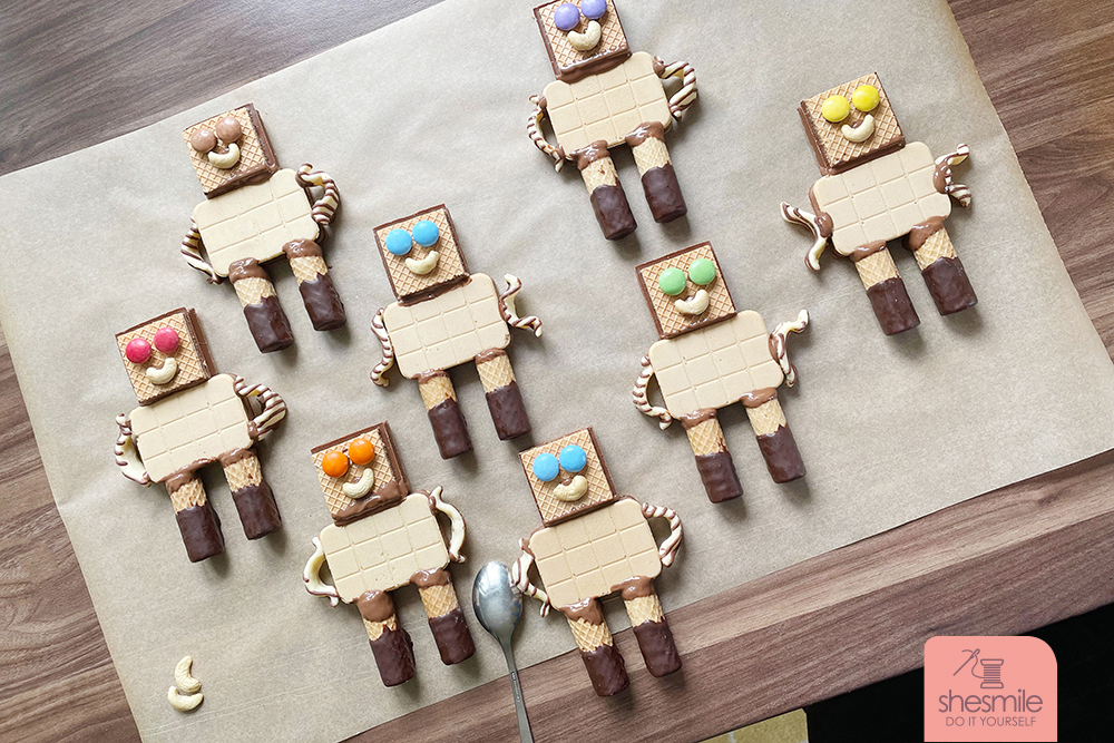 Bunt gemischte Smartie-Augen ergeben eine tolle Roboter-Parade!