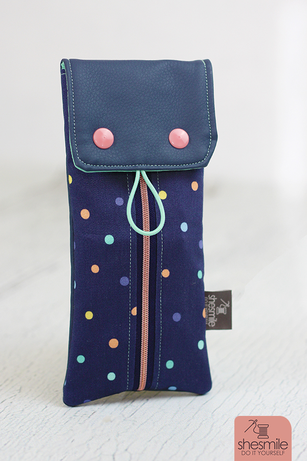 Täschchen Rosi passend zu Handtasche und Rucksack nähen. Eine Nähanleitung und Schnittmuster als PDF-E-Book von shesmile für ein Hygienetäschchen für Slipeinlagen und Tampons. Dein Begleiter für die monatliche Bloody Mary, die Erdbeerwoche, Tante Rosa, Besuch aus Rotenburg oder wenn die Maler mal wieder im Keller sind!